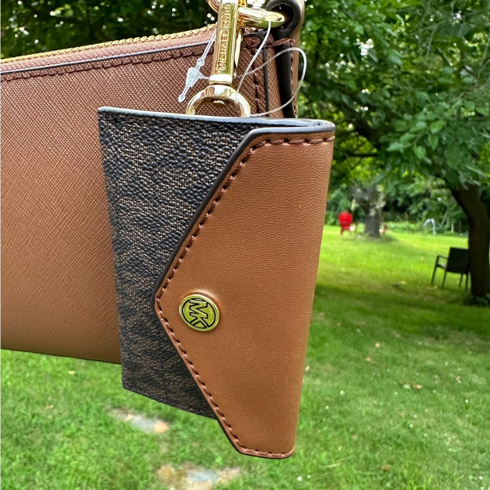 Michael Kors Vincent Leather Pochette with Card Case NWT - Picture 5 of 8